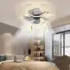Moodne ventilaatoriga LED laevalgusti | E-pood Tootemaailm Kaasaegne valgustatud LED laevalgusti ventilaatoriga, mis asub elegantses magamistoas neutraalsete seinte ja mugava voodiga. Laevalgusti sisaldab ainulaadseid LED-tulesid ja silmatorkavaid aerodünaamilisi labasid ning täidab ruumi pehme valgusega.