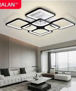 Moodsa disainiga intelligentne nutijuhtimisega laelamp avaras ja stiilses elutoas, millel on mugavad heledad ja tumedad diivanid, moodne kohvilaud ning suured aknad avatud vaatega.