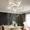 Stiilne LED laeventilaator heledast plastikust labadega, mis kiirgab sooja valgust, asub kaasaegses elutoas. Ventilaatorit juhitakse käeshoitava kaugjuhtimispuldi abil.