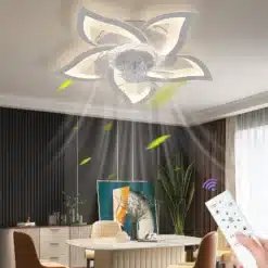 Stiilne LED laeventilaator heledast plastikust labadega, mis kiirgab sooja valgust, asub kaasaegses elutoas. Ventilaatorit juhitakse käeshoitava kaugjuhtimispuldi abil.
