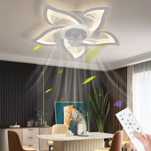 Stiilne LED laeventilaator heledast plastikust labadega, mis kiirgab sooja valgust, asub kaasaegses elutoas. Ventilaatorit juhitakse käeshoitava kaugjuhtimispuldi abil.