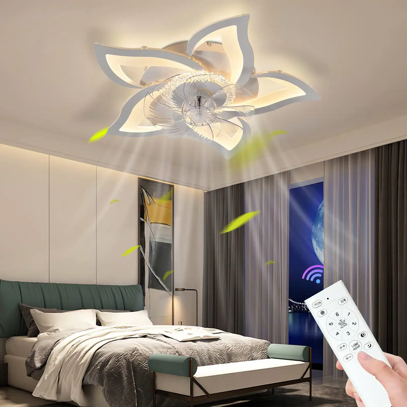 Stiilne valge Ilus LED laeventilaator kaugjuhtimispuldiga, paigaldatud moodsa magamistoa lakke. Fännilehe kujundus on elegantne ja integreeritud LED valgustus loob hubase atmosfääri. Foto esiplaanil on näha ka käes hoitav kaugjuhtimispult.