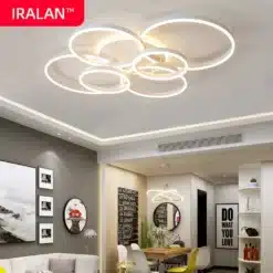 Elegantne ja modernne LED laelamp, millel on mitmed heledusega ringid, paigaldatud kaasaegsesse elutuppa helge interjööriga.