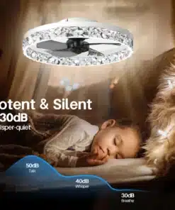 LED valgustusega ventilaator lakke magamistoa lakke paigaldatud, pakkudes õrna valgust ja vaikset jahutust. Pilt näitab last, kes magab rahulikult pehme valguse ja ventilaatori vaikse töö saatel.