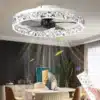 Stiilne LED valgustusega ventilaator lakke koos sädeleva kristalläärisega, hubases elutoas, mille taustaks on modernne sisekujundus. Ventilaator on varustatud kaugjuhtimispuldiga.