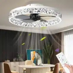 Stiilne LED valgustusega ventilaator lakke koos sädeleva kristalläärisega, hubases elutoas, mille taustaks on modernne sisekujundus. Ventilaator on varustatud kaugjuhtimispuldiga.