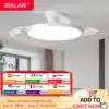 Kokkuklapitavate labadega valgusti-ventilaator sees tänapäevases elutoas. Laes olev valge LED-valgusti tagab meeldiva jaotuse ning ventilaatori labad on elegantselt kompaktsed. Taustal heledate seintega ja suurte akendega ruum, mis toob esile kaasaegse interjööri.