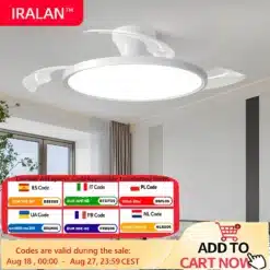 Kokkuklapitavate labadega valgusti-ventilaator sees tänapäevases elutoas. Laes olev valge LED-valgusti tagab meeldiva jaotuse ning ventilaatori labad on elegantselt kompaktsed. Taustal heledate seintega ja suurte akendega ruum, mis toob esile kaasaegse interjööri.