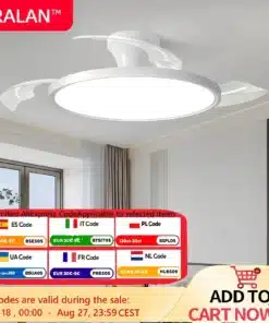 Kokkuklapitavate labadega valgusti-ventilaator sees tänapäevases elutoas. Laes olev valge LED-valgusti tagab meeldiva jaotuse ning ventilaatori labad on elegantselt kompaktsed. Taustal heledate seintega ja suurte akendega ruum, mis toob esile kaasaegse interjööri.