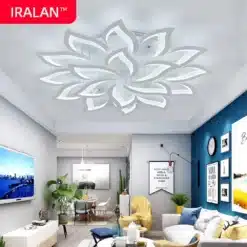 Valge, kaasaegse disainiga ilus ja energiat säästev elutoa laelühter, mis paistab silma keeruka ja stiilse mustriga heledal taustal, valgustades maitsekalt sisustatud elutuba.