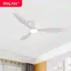 Laeventilaatorid led lambi ja puldiga | E-pood Tootemaailm Stiilne laeventilaator LED lambi ja puldiga modernse valge toa laes, taustal näha heledad kardinad ja maalid.