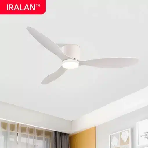 Laeventilaatorid led lambi ja puldiga | E-pood Tootemaailm Stiilne laeventilaator LED lambi ja puldiga modernse valge toa laes, taustal näha heledad kardinad ja maalid.