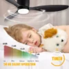 Laeventilaatorid led lambi ja puldiga | E-pood Tootemaailm Magav laps voodis, taustal efektiivne ja stiilne must laeventilaator koos LED lambi ja puldiga, illustreerides ventilaatori vaikset töörežiimi 30 dB juures.