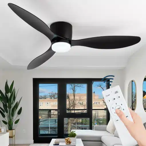 Must laeventilaator sisseehitatud LED lambi ja puldiga, paigaldatud kaasaegsesse elutuppa heleda laega. Ventilaator on ühendatud kaugjuhtimispuldiga, mida käsi hoiab, võimaldades kergesti juhtimist.