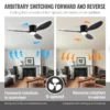 Laeventilaatorid led lambi ja puldiga | E-pood Tootemaailm Kaasaegne laeventilaator sisustuses koos LED lambi ja puldiga, mis on paigaldatud elutuppa. Ventilaator kahe erineva pöörlemissuunaga, suveks ja talveks. Toas taustal kamin ja kaks diivanit.