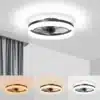 Puldi ja reguleeritava valgusega laeventilaator | E-pood Tootemaailm Modernne puldi ja reguleeritava valgusega laeventilaator, must metallik korpus ja LED valgusring, paigaldatud valgele lakke, taustal elegantne hallide kardinate serv.