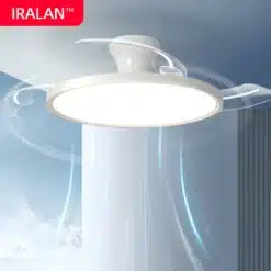 Valge Laeventilaator kokkuklapitavate labadega, millel on LED valgustus. Ventilaator on paigaldatud sinaka valgusega helendavale lakke, läbipaistvate labade ja LED valgustuse kombinatsioon loob kaasaegse interjööri.