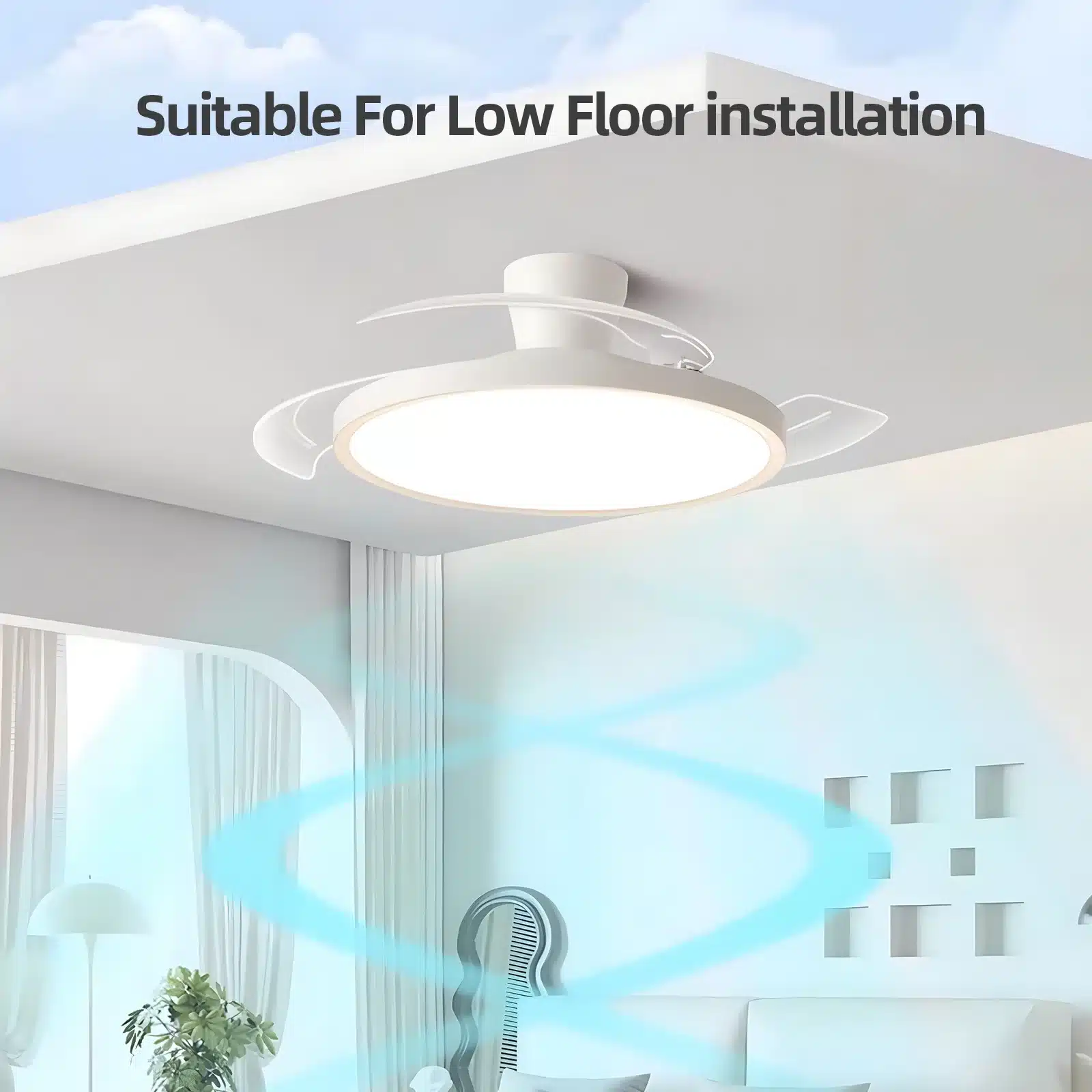 Valge laeventilaator kokkuklapitavate labadega, mis on paigaldatud modernse toa lakke. Ventilaatori labad on sisse tõmmatavad ja diskreetsed, pakkudes efektiivset õhuringlust madala lae puhul.