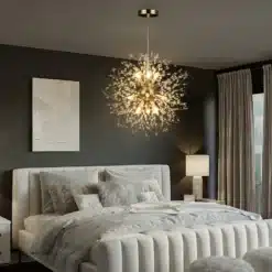 Kristalllaelamp ilutulestiku efektiga ripub elegantse magamistoa laes, heledal taustal, koos neutraalsete toonidega voodi ja kardinatega.