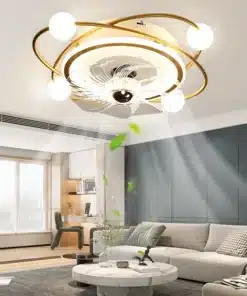 Stiilne ja elegantne Vaikne laeventilaator LED tuledega kaasaegses elutoas, mille keskmes metalse välimusega labad ja kuldsed rõngad. Elutoas on neutraalsed toonid ja hubane sisustus, mille keskmes madal marmorlauake ja diivan.