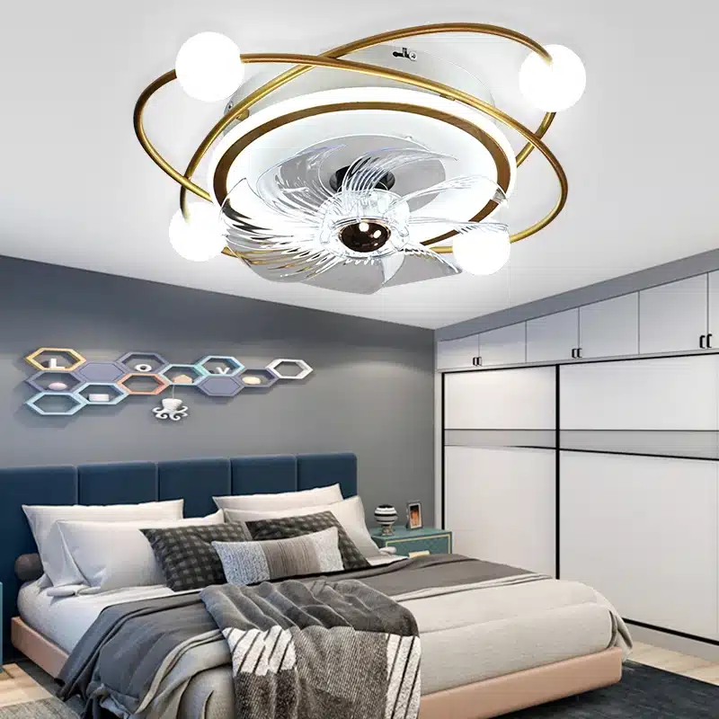 Stiilne Vaikne laeventilaator LED tuledega kaasaegses magamistoas. Valge ventilaator koos kuldsete detailidega seab kontrasti sinise voodi ja neutraalsete seintega.