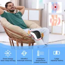 Mees istub rõõmsalt mugaval korvtoolil, nautides kvaliteetset laserteraapia seadet põlvevalu leevendamiseks, mis asub tema põlvel. Seade on musta ja valget värvi ning toas paistab valge taust.