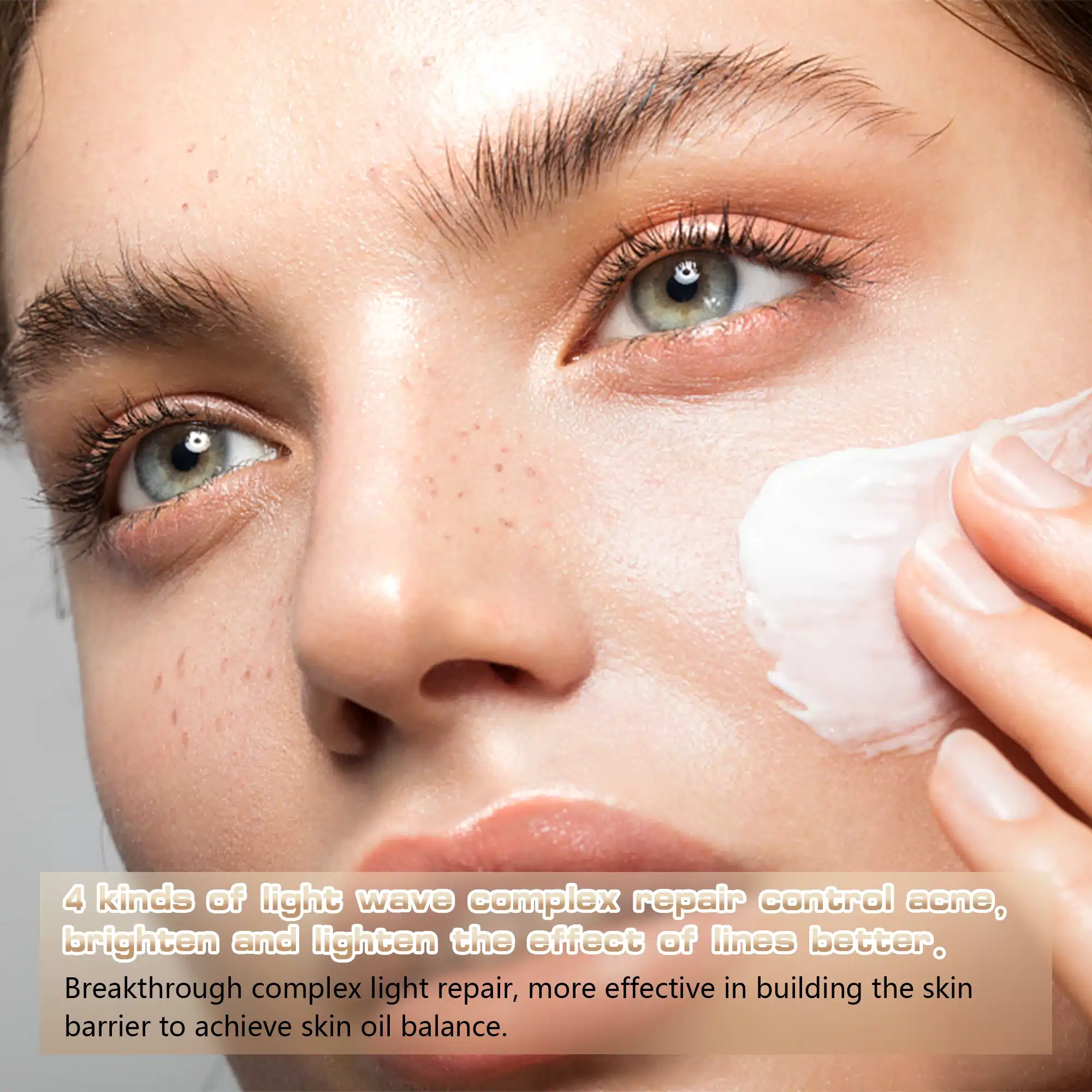 Efektiivne valgusteraapia mask näonaha pingutamiseks ja noorendamiseks aktiivselt töötamas, keskendudes noore naise säravale nahale, taustal neutraalne hall toon.