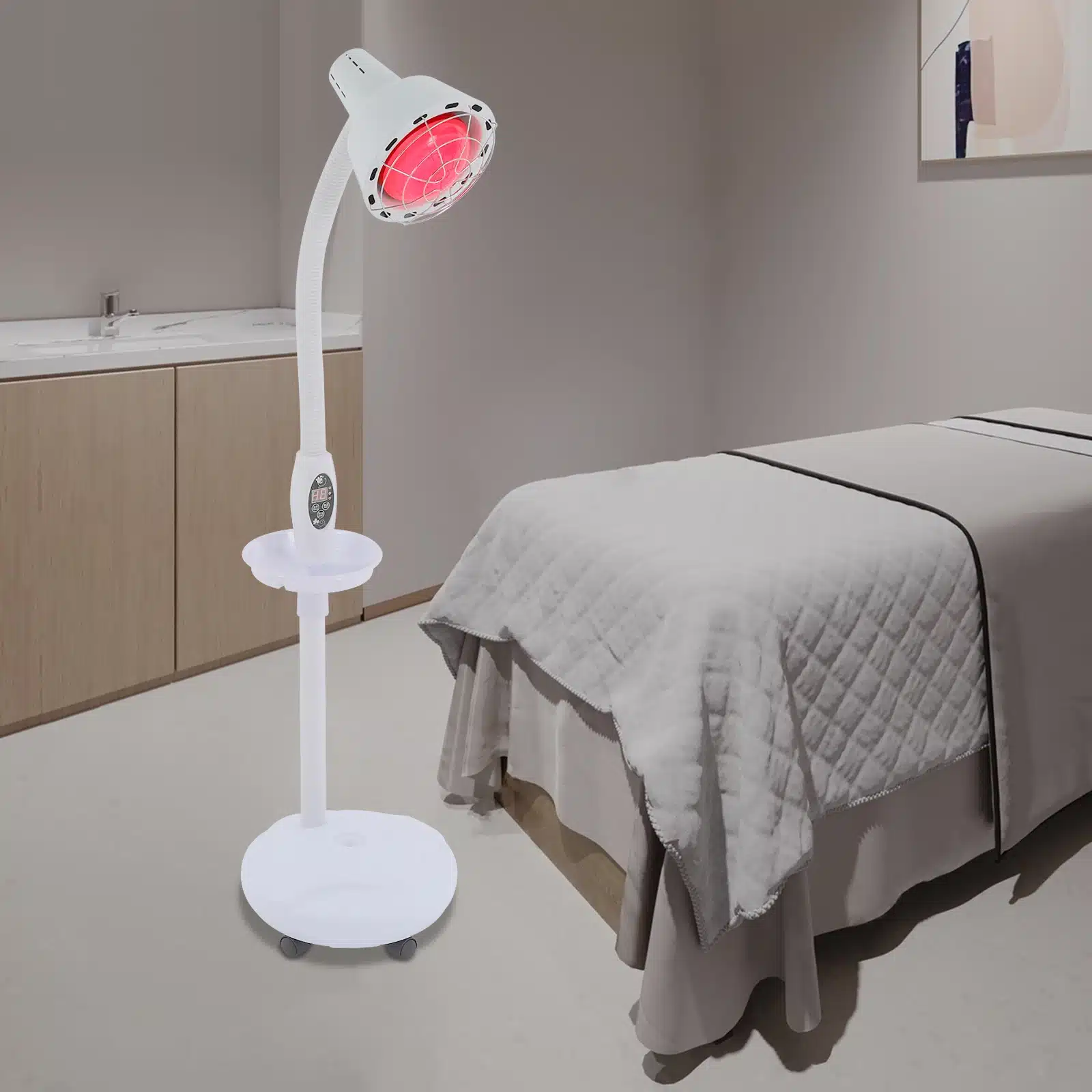 Valge infrapuna füsioteraapia lamp, suunatud mugavalt voodile, kaasaegses ja minimalistlikus toas, mille neutraalsed toonid loovad rahulikku õhkkonda.