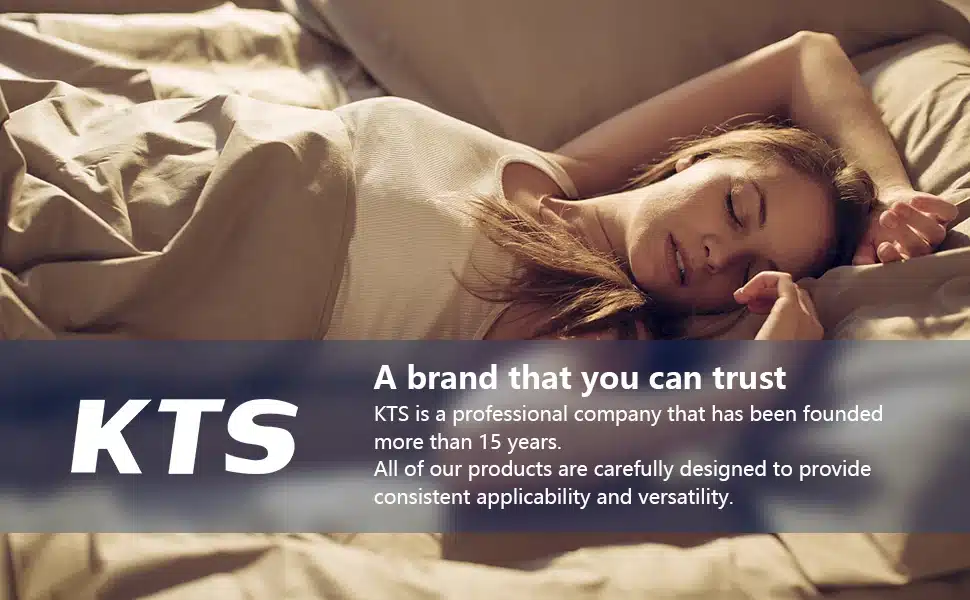 Naine magab rahulikult voodis kreemikates voodilinades, sümboliseerides KTS CES stimulatsiooniteraapia aparaadi mõju ärevuse ja unetuse raviks.