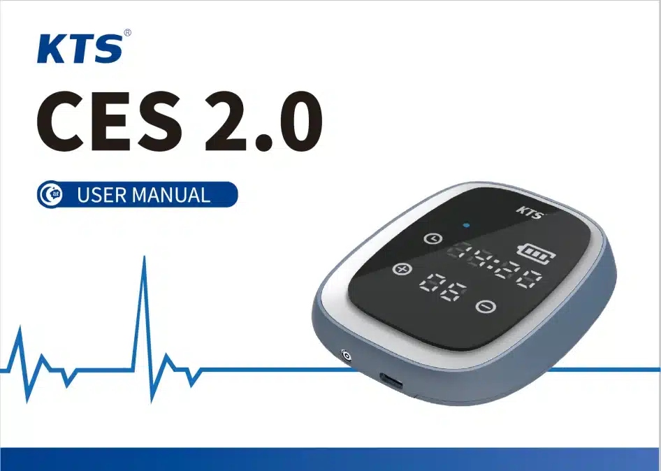 KTS CES stimulatsiooniteraapia aparaat ärevuse, stressi ja unetuse raviks, millel on kaasaegne digitaalne ekraan ja kompaktne disain. Seade on hõbedase ja musta värviga ning asetatud sinise graafikaga taustale esitluseks.