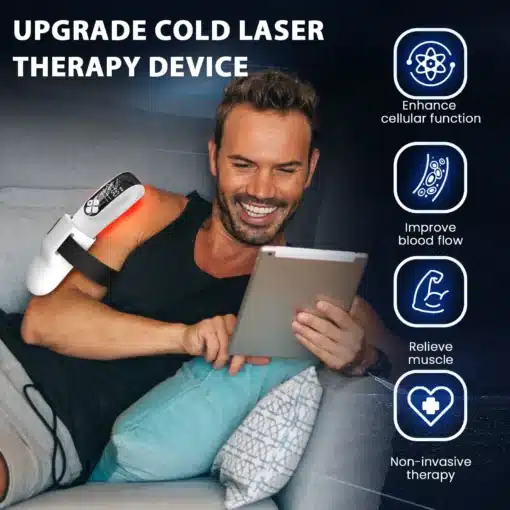 Professionaalne külmlaserteraapia seade lihas- ja liigesevalu leevendamiseks | E-pood Tootemaailm Mees istub diivanil, naeratades, ja kasutab tahvelarvutit. Ta käel on kinnitatud professionaalne külmlaserteraapia seade lihas- ja liigesevalu leevendamiseks. Seade on valget värvi, taust on tumesinine ning ekraanil on erinevaid ikoonidega infograafikuid, mis esitavad seadme eeliseid.