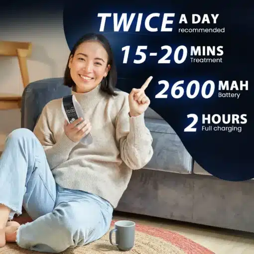 Professionaalne külmlaserteraapia seade lihas- ja liigesevalu leevendamiseks | E-pood Tootemaailm Naeratav naine hoiab käes professionaalset külmlaserteraapia seadet, istudes hubases elutoas diivanil. Tema kõrval on kohvitass ja seinale on projitseeritud sõnad: soovitatav kaks korda päevas, 15-20 minutit ja 2600 mAh aku.