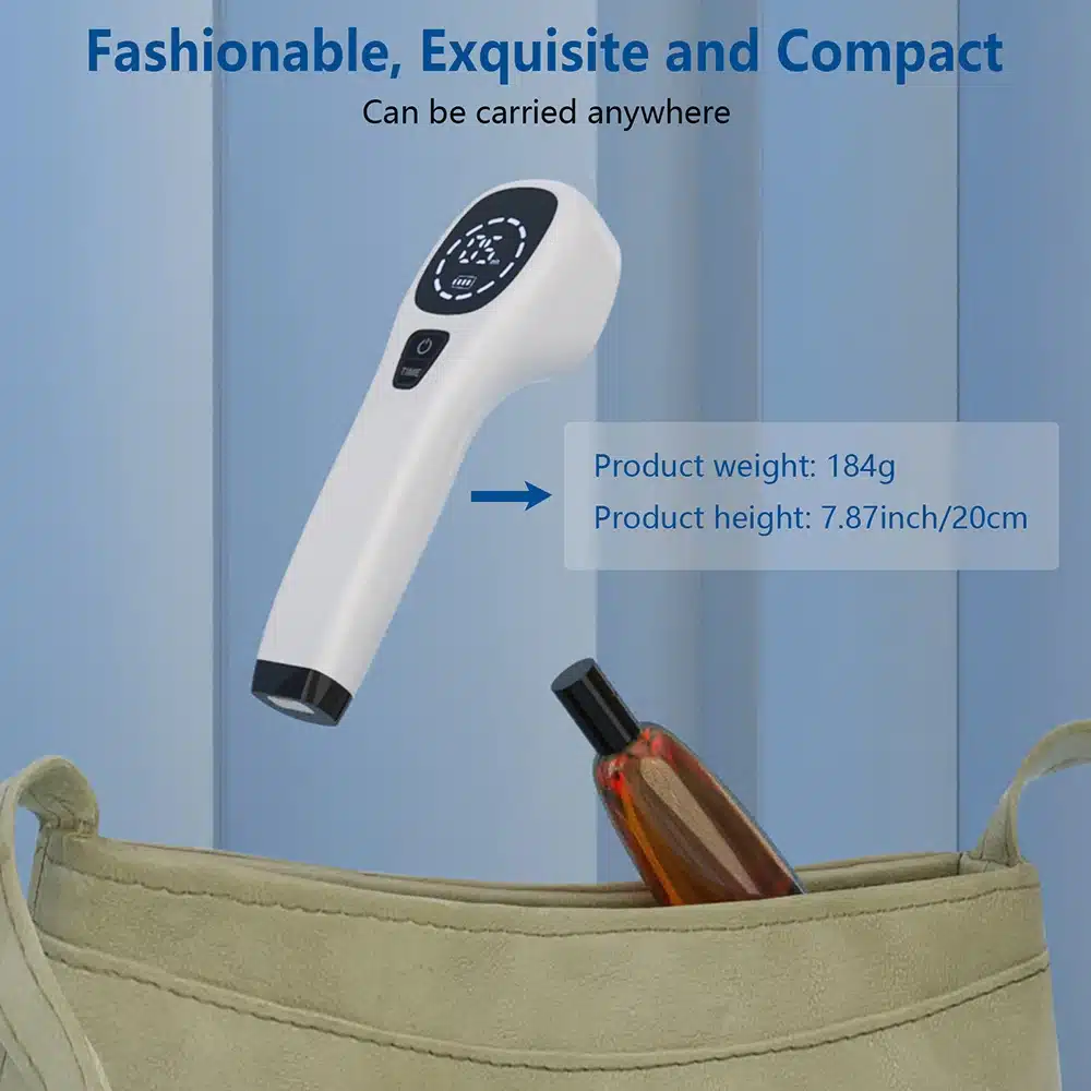 Stiilne ja kompaktne kodune füsioteraapia seade, valget värvi, millel on must esipaneel ja digitaalne ekraan. Seade on esitatud hõlpsasti kaasaskantavana, kõrval on hõbehall kott ja väikese pruunide aktsentidega pudel.