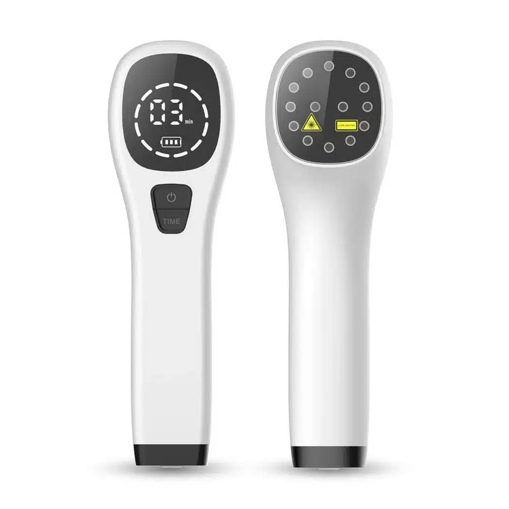 Kaasaegne valge Kodune füsioteraapia seade artriidi raviks ja valude leevendamiseks. Kaks seadet seisavad kõrvuti, üks neist esiküljega, teine tagaküljega, mustal ekraanil valge digitaalne näidik ja mustad juhtnupud. Taust on puhas ja valge, rõhutades seadme minimalistlikku disaini.