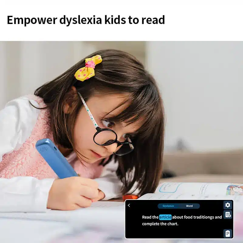 Väike prillidega tüdruk kasutab sinist Intelligentne ja võimas PRO tõlkepliiatsit, istudes ja keskendunult lugedes oma töövihikut. Taustal on ühtlane heledus, luues keskendumiseks sobiva õhkkonna.