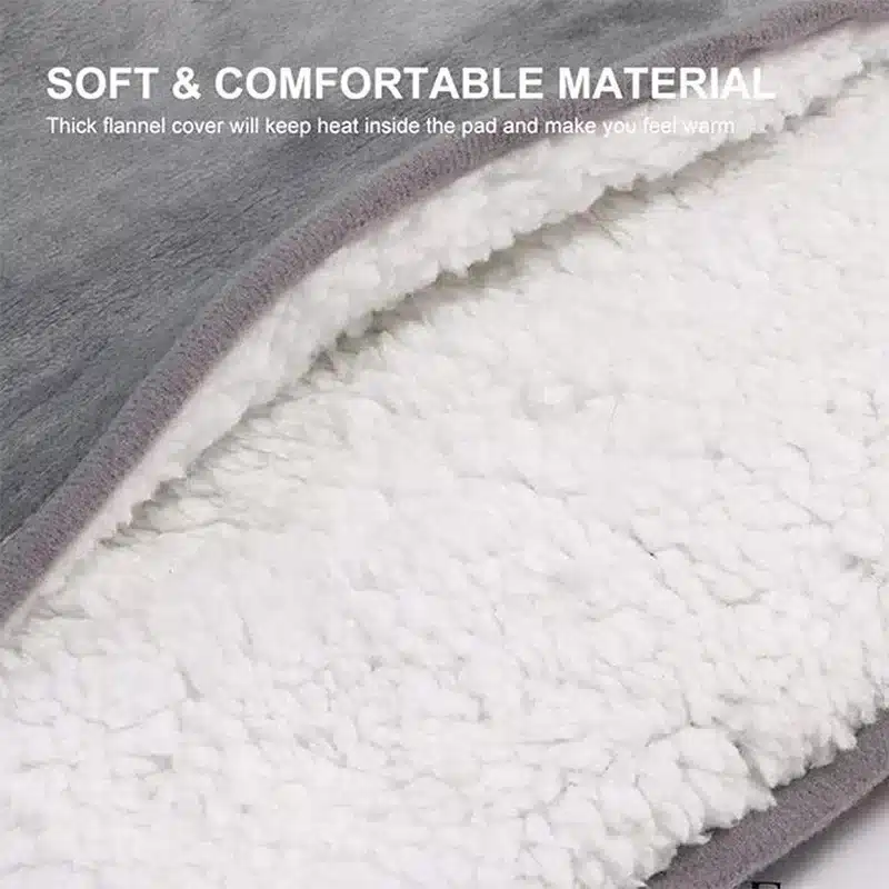 Pilt näitab pehmet halli fliismaterjaliga kaetud Soodne USB-ga jalgade soojendusmatti, millel on valge kohevus ja paks vooder, kõik asetsemas neutraalsel taustal.