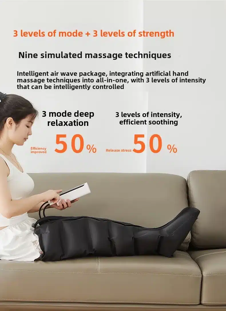 Naine istub diivanil ja kasutab Soodne õhusurvega massaažiseadet jalgadele veenilaiendite raviks. Seade on musta värvi, katab jala ning on reguleeritav kontrolleriga. Taustal on neutraalne beež diivan.