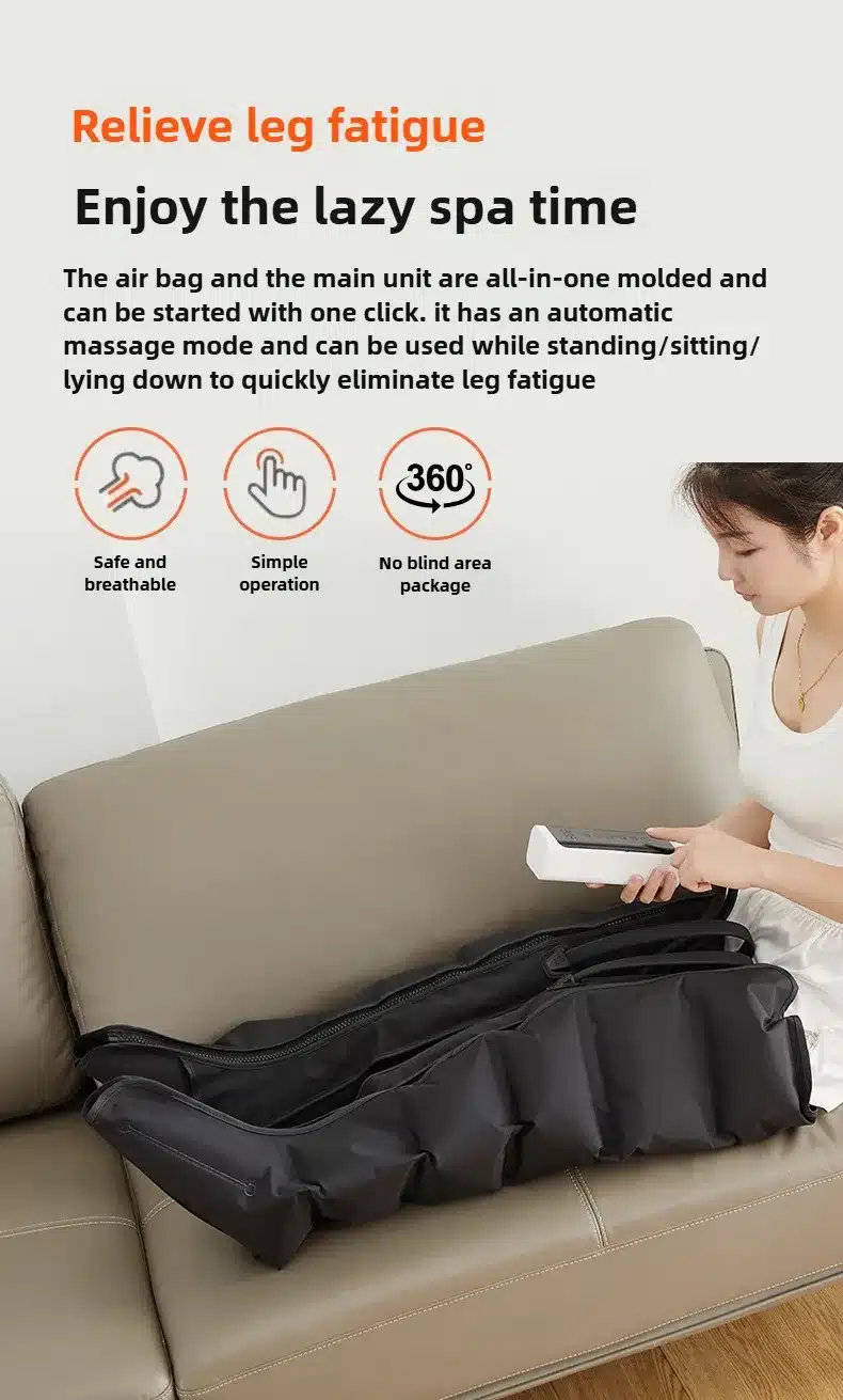 Naine valgel diivanil, hoides käes juhtimispulti, kõrval asetseb musta värvi õhusurvega massaažiseade jalgadele, mis on avatud ja valmis kasutamiseks veenilaiendite raviks.