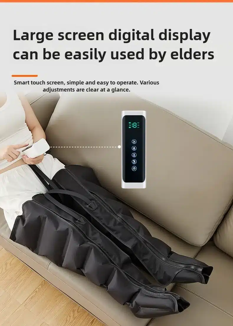 Nahast diivanil istub inimene, kellel on jalas mustad õhusurvega massaažiseadmed jalgadele veenilaiendite raviks. Taustal on näha puidust põrandat ja kõrval asub digitaalne juhtimispult koos selgelt loetava ekraaniga.