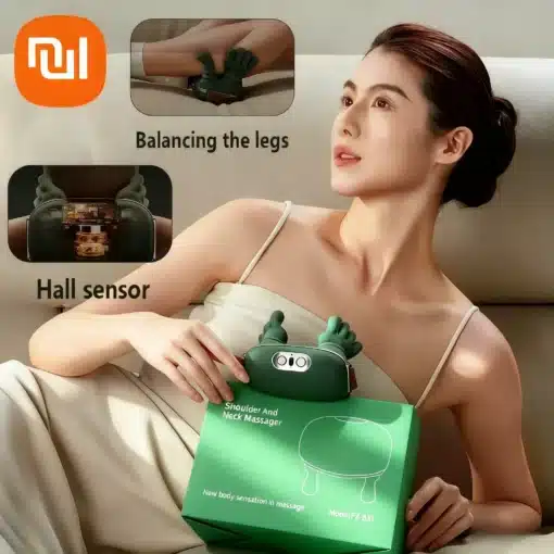 Naine istub diivanil, hoides käes rohelise Kvaliteetne õla- ja kaelamassaaži aparaati, mis paikneb pappkarbis. Aparaat on nahatoonides, halli metallise detailiga. Taga on ekraanisõnumid funktsionaalsustest ja brändi logo oranžis kastis.