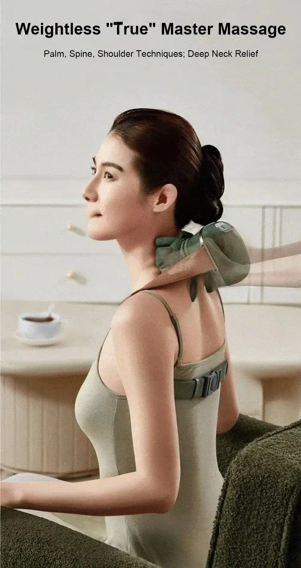 Naeratav naine saab massaaži, kasutades kvaliteetset õla- ja kaelamassaaži aparaati, mis on kinnitatud tema kaelale. Hele taust ja puidust laual olev tee loovad rahustava atmosfääri.