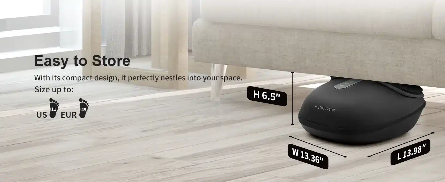 Lõõgastav soojendusega Shiatsu jalamassaažimasin, must ja kompaktne, asetatud elegantselt puidust põrandale diivani alla. Toode mahub ruumi kokkuhoiuks väikese kõrguse ja pikkusega.