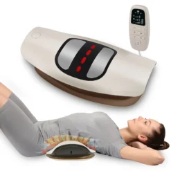 Efektiivne puldiga EMS seljamassaaži aparaat, mis on paigutatud naise selja alla, kes lamab rahulikult hallil taustal. Aparaat on elegantne, valge ja mustade detailidega, mida juhitakse juhtmega puldiga.