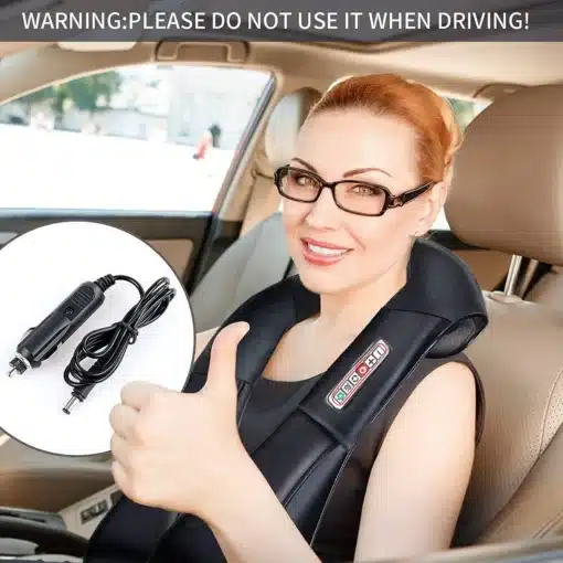 Naeratav naine autos, kasutades mugavat elektrilist õlamassažiaparaati, mille juures on toitejuhe sigaretisüütaja jaoks.