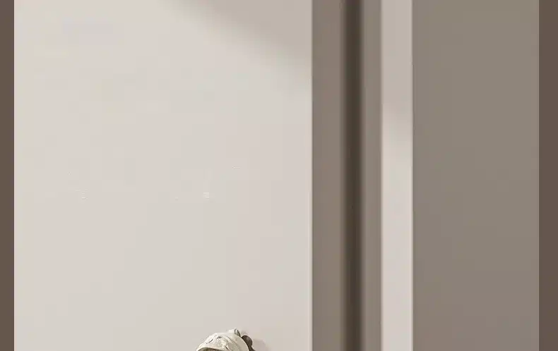 Kerge kokkupandav beebide söögitool valgel taustal, esiletõstetud minimalistlik disain ja vastupidavad materjalid.
