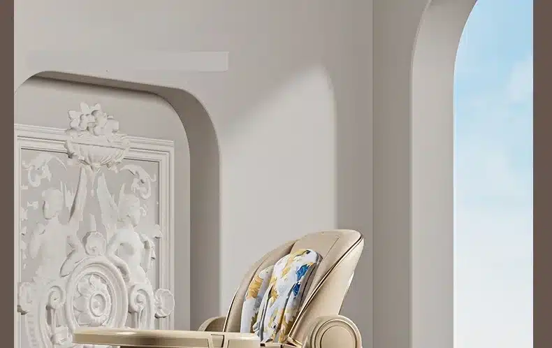 Elegantne kerge kokkupandav beebide söögitool, millel on pehme polsterdusega istmekate, lillemustriga disain, paigutatud heledate kaarekujuliste akendega ruumi. Stiilsed beežid jooned ja minimalistlik valge taust täiustavad kaasaegset välimust.