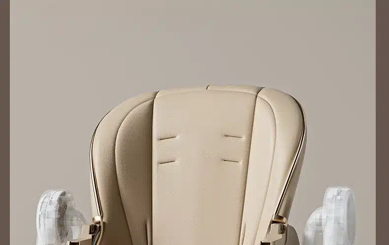 Beebide söögitool neutraalses beežis värvitoonis, pehme polsterdusega ja läbipaistvate jalgadega. Tooli taust on hele ja lihtne, mis rõhutab toote elegantset disaini.