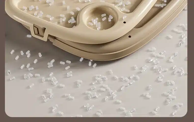 Kerge kokkupandav beebide söögitool, hele beeži tooni plastmassist kandik riisiteradega kaetud taustal.