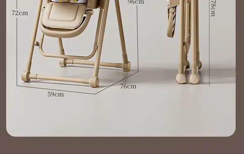 Kerge kokkupandav beebide söögitool on beige värvi, valmistatud vastupidavast materjalist ning asetatud tasasel pinnal, mille taust on minimalistlik. Pildil on tooli mõõdud selgelt näidatud ja näha on, kuidas tool ka kokkupandult vähe ruumi võtab.