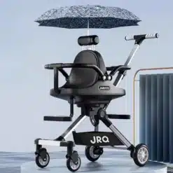 Kerge kahekohaline päikesevarjuga laste jalutuskäru hallil taustal, musta istekoha ning sinise muster-päikesevarjuga, millel on neli ratast ja käepide.